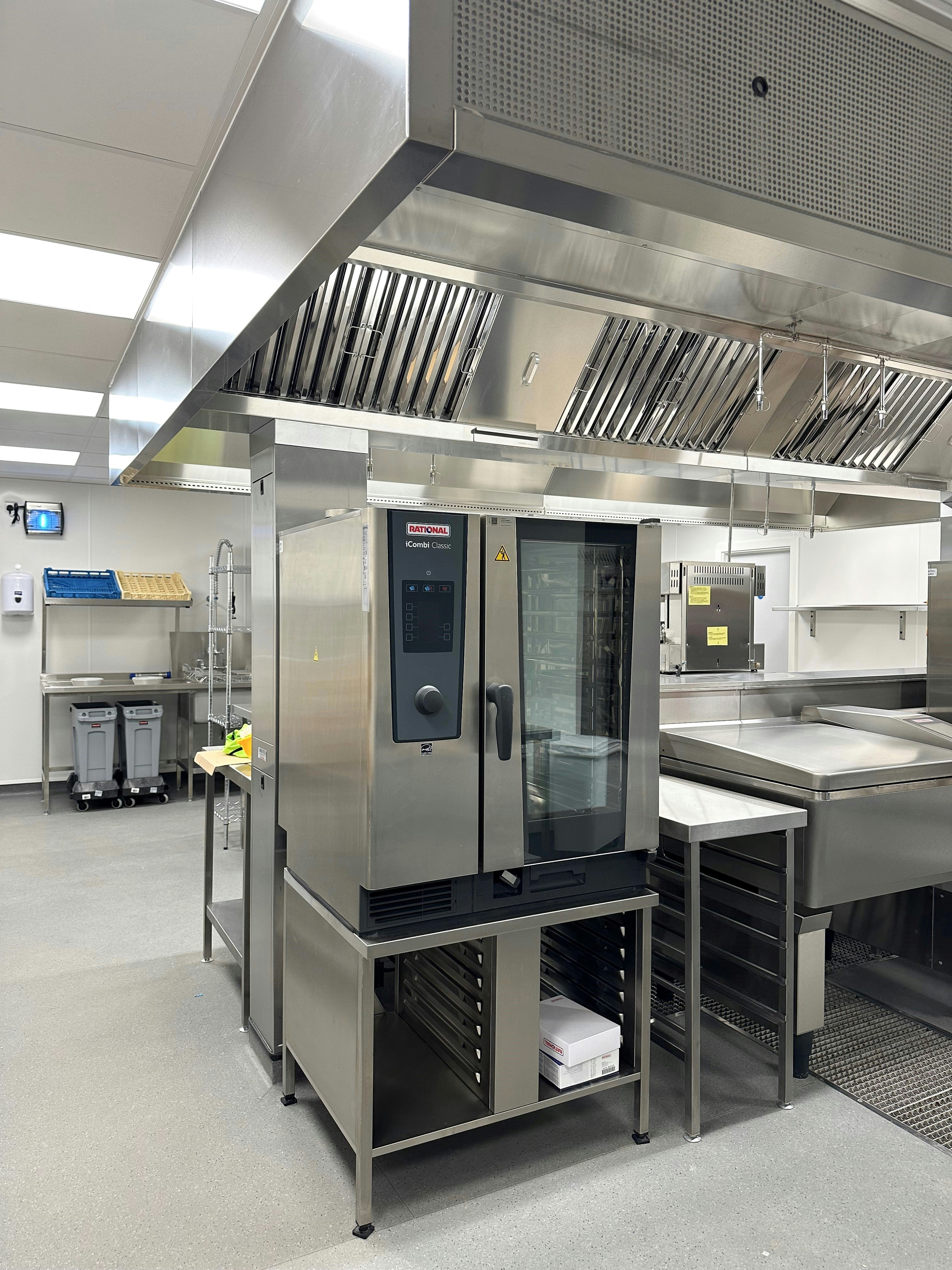 Memilih Dishwasher Komersial untuk Dapur Restoran