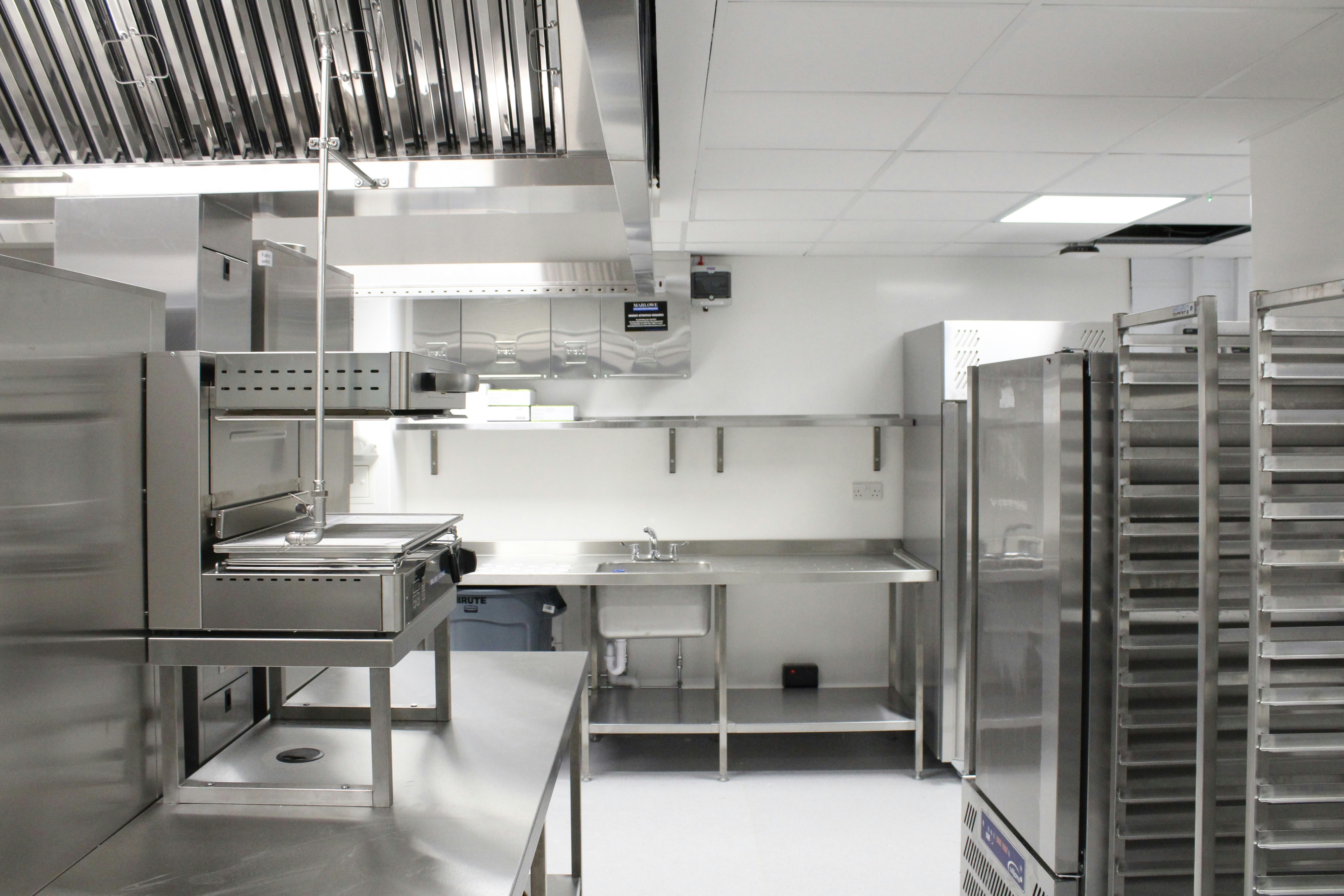 Memilih Work Table Stainless Steel untuk Dapur Komersial