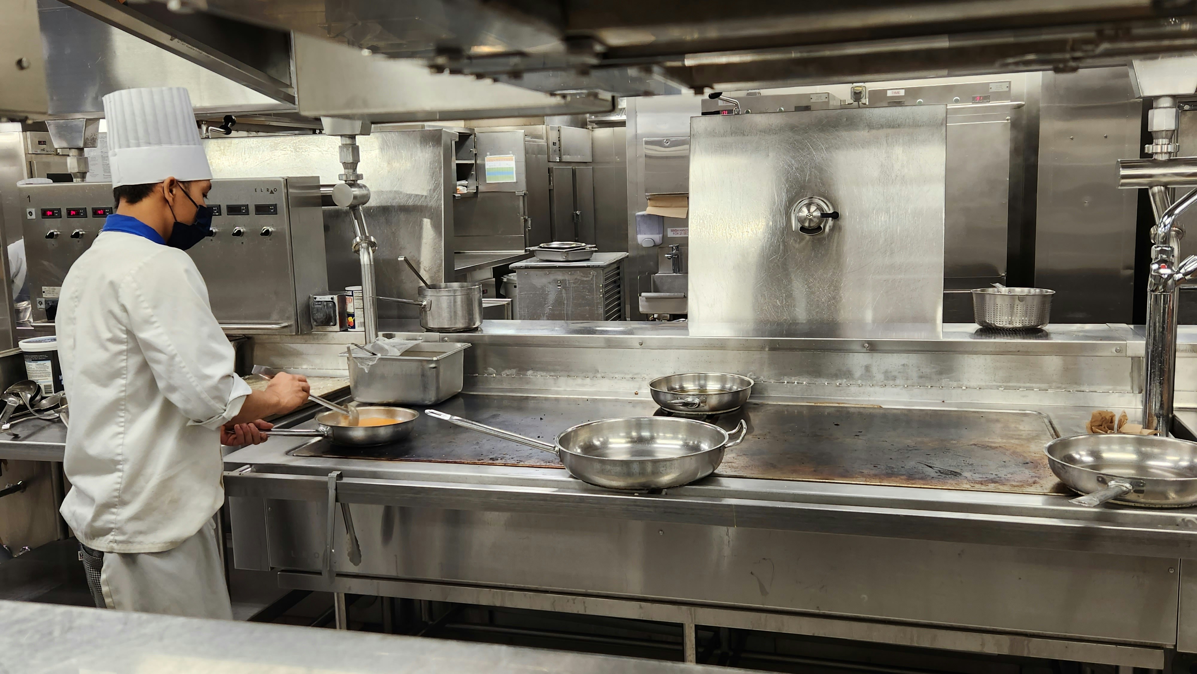 Panduan Instalasi Backsplash Stainless Steel Anti Noda Minyak untuk Dapur Restoran